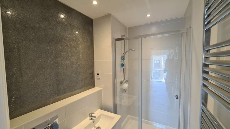 An example of an epoxy resin bathroom wall panel in silver and glitter, by Home Statements