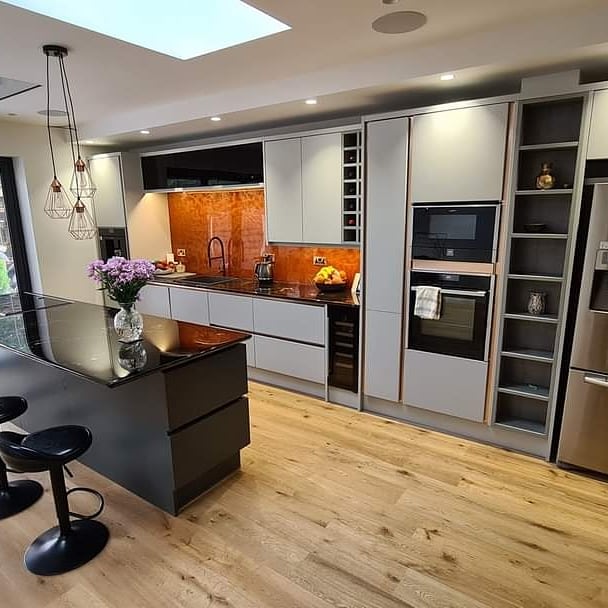 An example of an epoxy resin worktop and epoxy resin splashback in a kitchen, by Home Statements