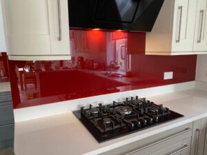 An example of a backpainted glass splashback in a kitchen, by Home Statements