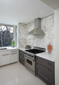 An example of a quartz splashback in a kitchen