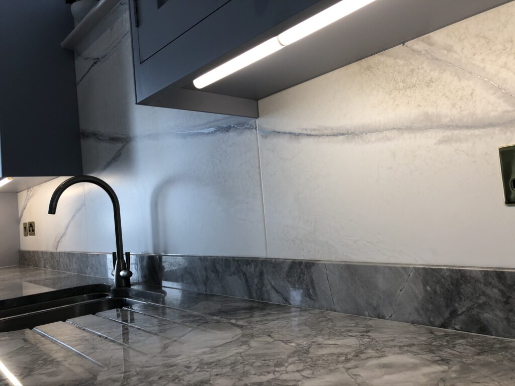 an example of an epoxy resin kitchen splashback in a kitchen by Home Statements Ltd