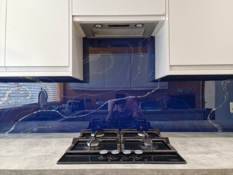 an example of an epoxy resin kitchen splashback in a kitchen, created by Home Statements Ltd